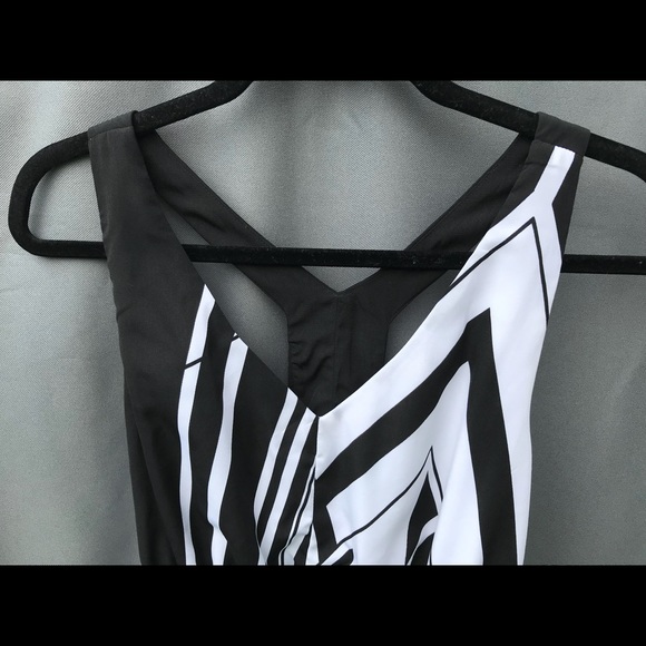 🖤 Love on a Hanger | Black & White Dress 🖤 - Picture 5 of 8